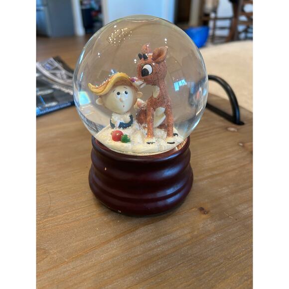 Enesco Rudolph the Red Nosed Reindeer Snow Globe - Picture 1 of 3